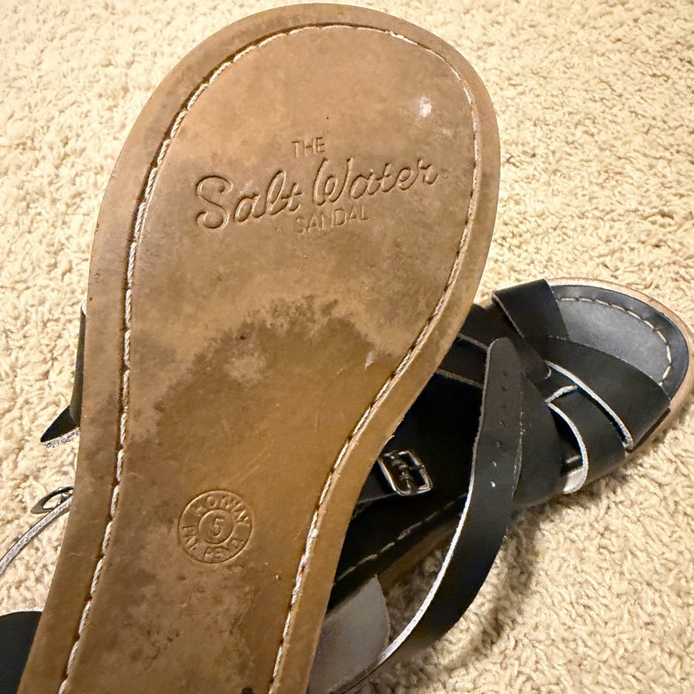Kids 5, Womens 7 Black salt water Sandals - Picture 6 of 6